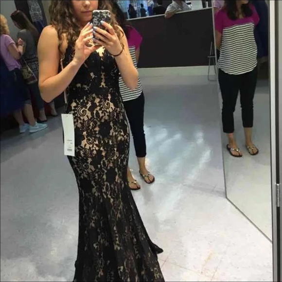 Lace dress - Picture 2 of 4